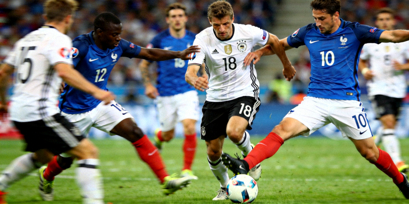 德国与法国队在欧洲杯比赛中对抗的场景，球员身穿国家队队服