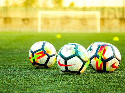 守门员飞身扑救，将球击出球门范围