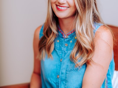 身穿10号球衣的足球明星带球突破，背景虚化